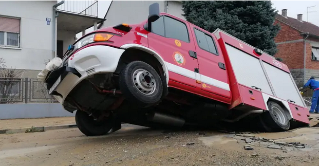 Vatrogasci propali u rupu