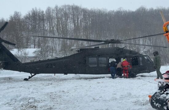 Black Hawk i HGSS spasili trudnicu u Lici: Snijeg je sve zatrpao