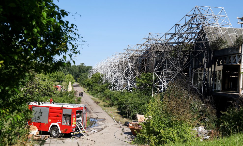 Požar stavljen pod kontrolu, ovako jutros izgleda bolnica u Blatu