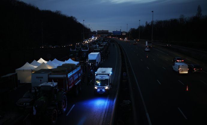 PARALIZA U FRANCUSKOJ Francuski poljoprivrednici blokirali Pariz!