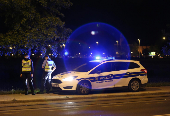 SIROVE STRASTI DVOJICE U DUBRAVI, GLAVNU ULOGU ODIGRAO ‘IZLOŽENI PONOS’: Muškarac oralno navalio na umirovljenika, prekinuli su ih dečki u plavom