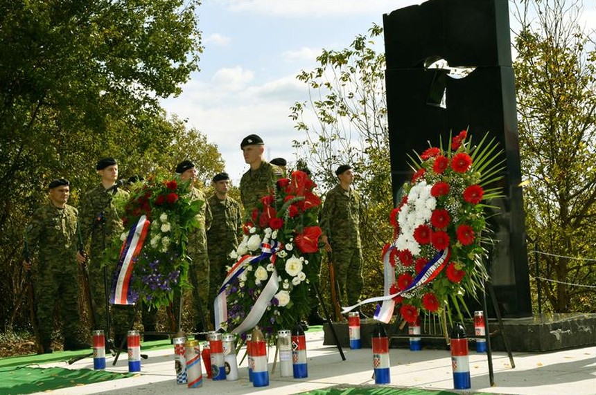 U Bodegraju, na mjestu masovne grobnice obitelji Šajnović, otkrivena 80. golubica