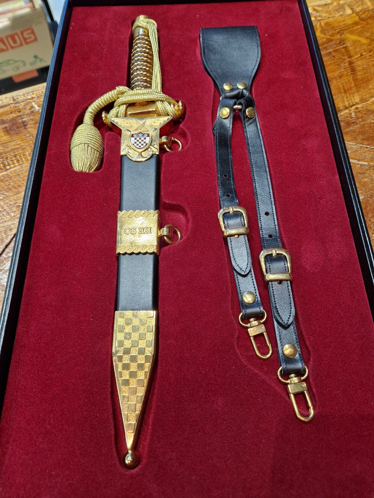 Časnički bodeži i državna odlikovanja za 37 umirovljenih visokih časnika OSRH