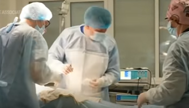 (VIDEO) Jedan od najpotresnijih trenutaka rata: U rodilištu poginuli majka i novorođenče od posljedica granatiranja