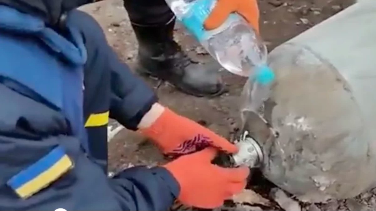VIDEO Dvojica Ukrajinaca deaktivirali rusku bombu golim rukama i bocom vode
