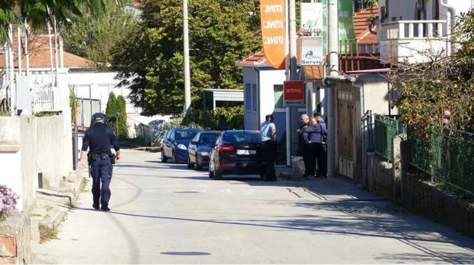 Šokantna pozadina incidenta u Sinju: muškarac koji je prijetio bombom jutros je pokušao provaliti u bratovu kuću, policija umjesto intervencije odlučila sačekati da se smiri