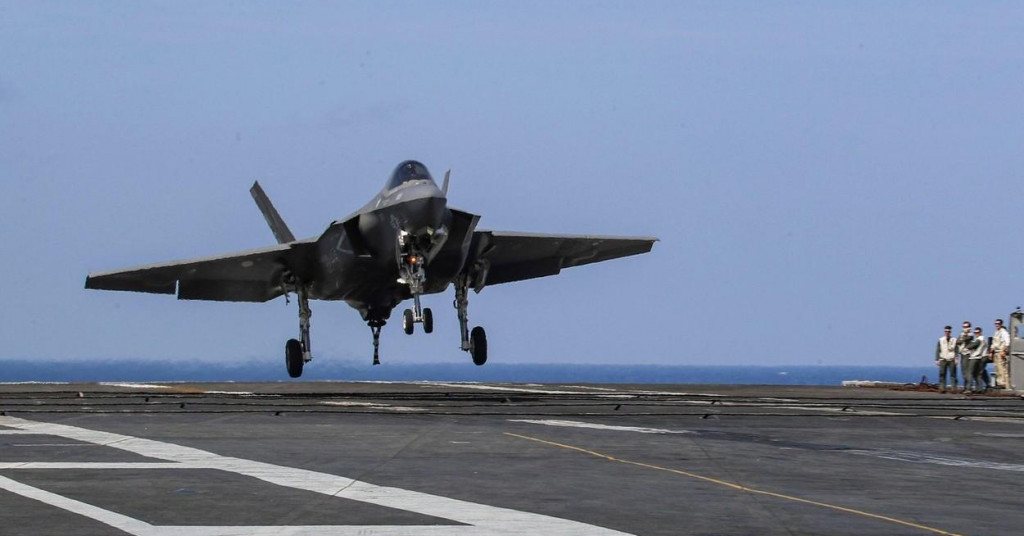 Procurio novi video drame: najmoderniji američki borbeni avion razbio se o palubu broda pa zapalio