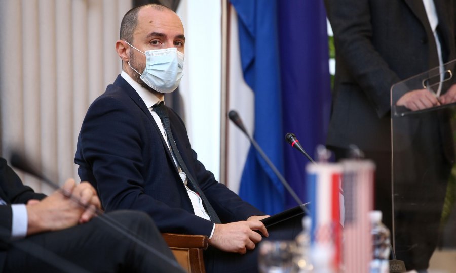BORIS MILOŠEVIĆ:  Ne razmišlja se o ukidanju covid potvrda, one ostaju dok to bude potrebno. Prosvjedi su legitimni, ali ne i nasilje prema novinarima