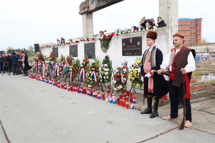 Hrvatska obilježava 33. obljetnicu stradanja Borova naselja: ‘Znaju gdje su kosti naših najmilijih’