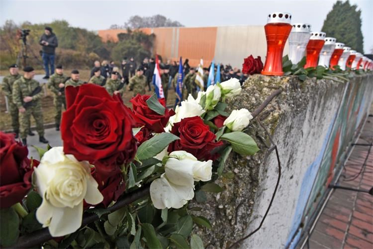 Obilježeno stradanja Borova naselja, a počast se odaje i žrtvama Veleprometa i Ovčare