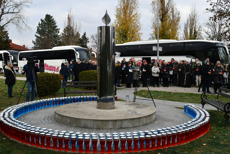 Polaganjem vijenaca kod spomen-obilježja nestalim osobama, okončano je obilježavanje Žrtve Borova naselja
