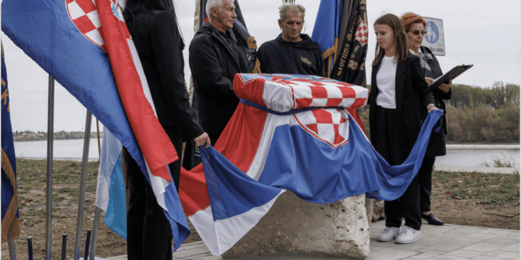 U Borovu naselju otkriveno spomen-obilježje braniteljima Doma tehnike: Simbol žrtve i hrabrosti iz 1991.