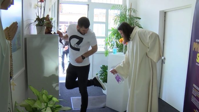 (VIDEO) Božanstvena komedija: Peremo cipele tijekom pandemije, a što s dušom?