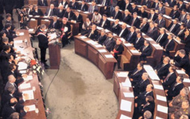 22. prosinca 1990. – donesen prvi Ustav slobodne Hrvatske, nazvan Božićni