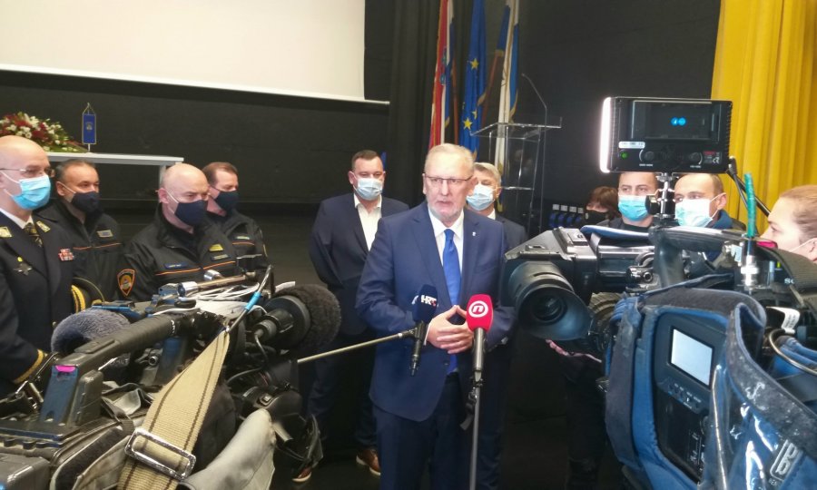 KORONABLAGDANI  Božinović iz Zadra poručio da Novu godinu slavimo vani, a vjernici da mise prate na televiziji