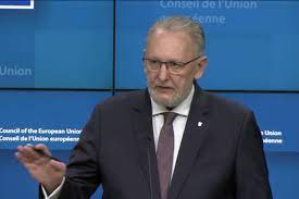 Božinović: Razmatramo povećanje okupljanja na 100 osoba i otvaranje zatvorenih dijelova restorana