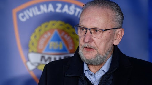 Zatvaraju se ugostiteljski objekti i trgovine osim prehrambenih i ljekarni, te otkazuju  javna okupljanja i sportski događaji.