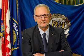 BOŽINOVIĆU SU RUKE VEZANE! Raspad sistema u policiji: Skandal kakav se ne pamti