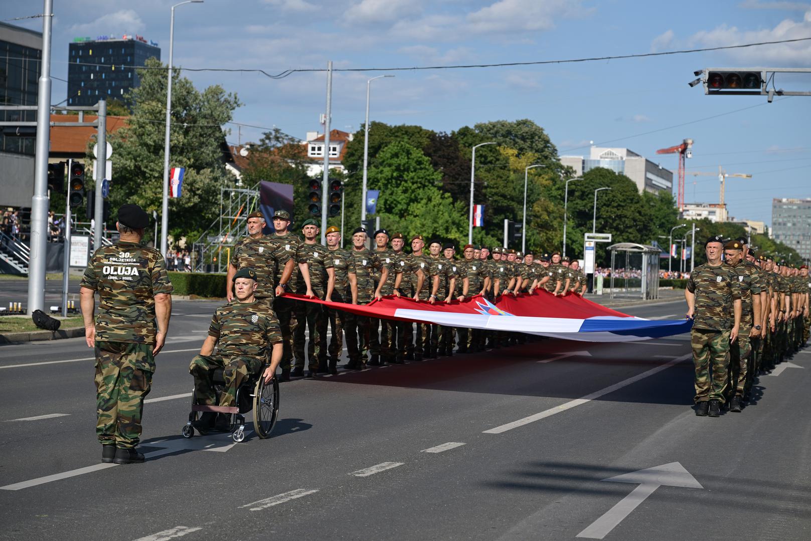Najemotivniji trenutak mimohoda: Branitelji zastavu predali mladim kadetima