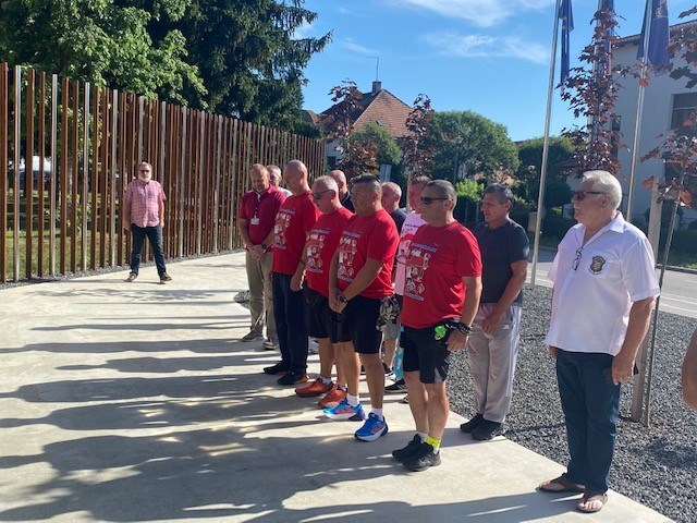 Branitelji zapalili svijeću ispred Spomen obilježje poginulim i nestalim policajcima PU Varaždin u Domovinskom ratu