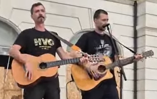 Domoljubni zov sa splitske Rive: ‘Znakovlje Hrvata’ postaje simbol ponosa i vjere (VIDEO)