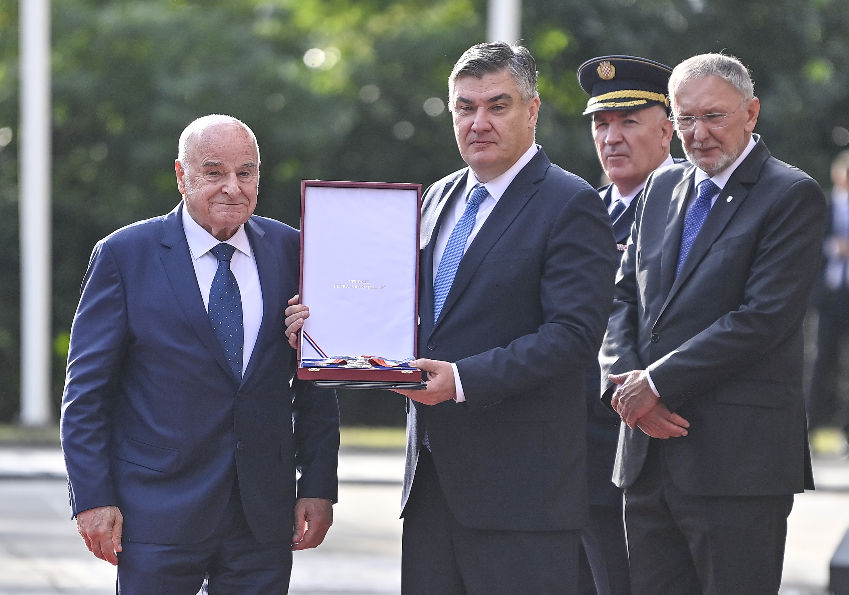 Predsjednik Milanović povodom  Dana policije   uručio je odlikovanja umirovljenim i djelatnim pripadnicima Ministarstva unutarnjih poslova te počasne činove