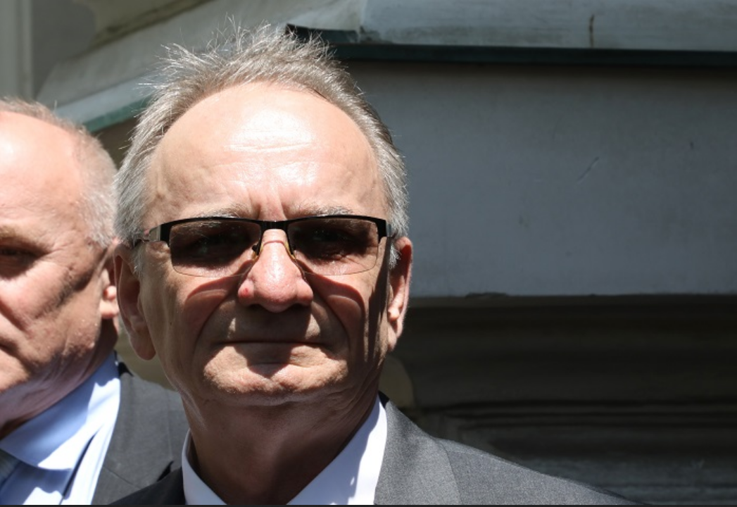 Glavaš na Facebooku: Očito su Srbima nakon Oluje sve zastave pale u ruke 'neprijatelja', uz pjesmu 'vozi Mile traktorče'