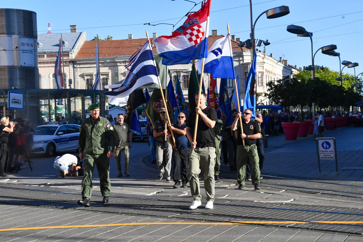 OSIJEK OBILJEŽIO DAN BRANITELJA: Mimohod, svijeće, zahvale i 34 baklje za 34 godine ponosa
