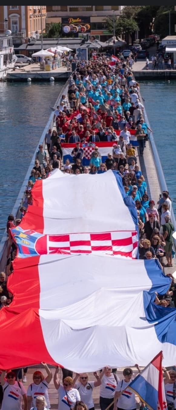 Preko mosta nosile hrvatsku zastavu dugu 30 metara: U Zadru se okupilo više od 400 hrvatskih braniteljica!