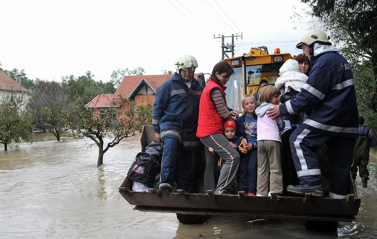 FOTO Kod Brdovca voda došla do kuća, zatvorena cesta kod Blata zbog otvorenog rasteretnog kanala