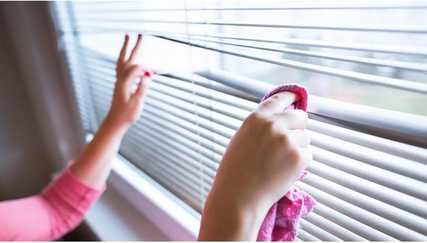 POJEDNOSTAVITE SI ŽIVOT Evo kako ćete najlakše pobrisati prašinu sa nezgodnih mjesta u domu - može biti brzo i lako