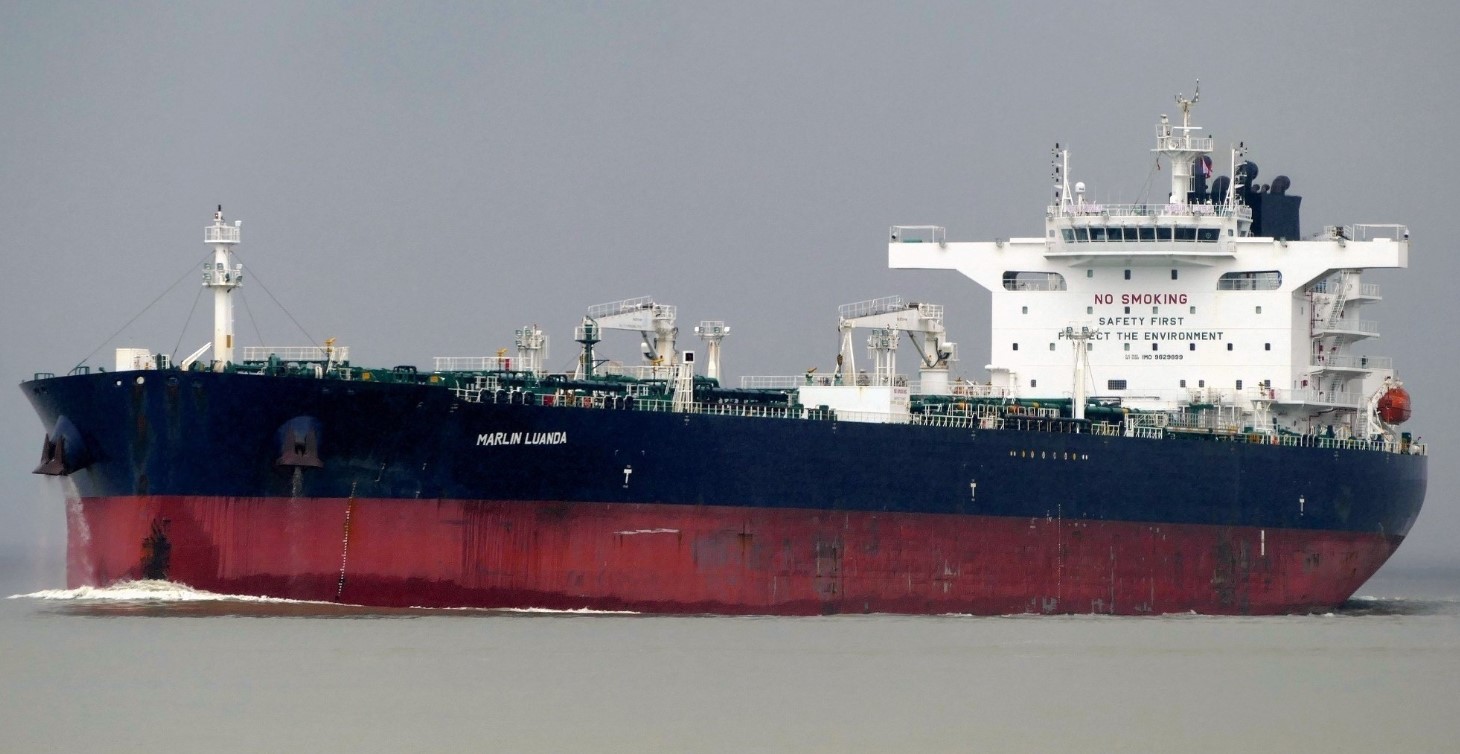 Eskalacija napetosti na Crvenom moru: Naftni tanker u plamenu nakon raketnog napada hutista, vojni brodovi upućeni u pomoć