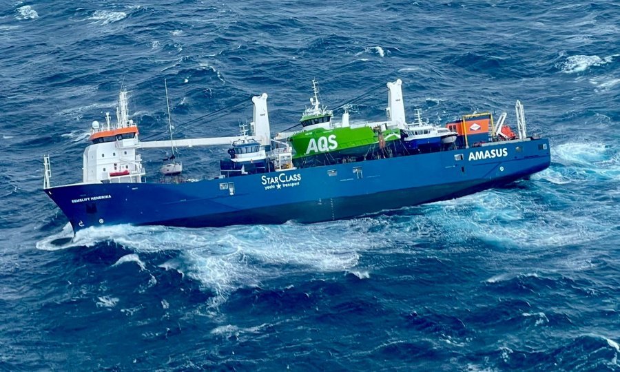 Teretni brod kojeg je zahvatila oluja prevozi plovila izgrađena u Hrvatskoj, jedno vrijedno 5 milijuna eura je ispalo