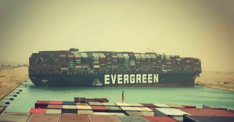 Brod blokirao Sueski kanal, više od 100 brodova čeka na prolaz