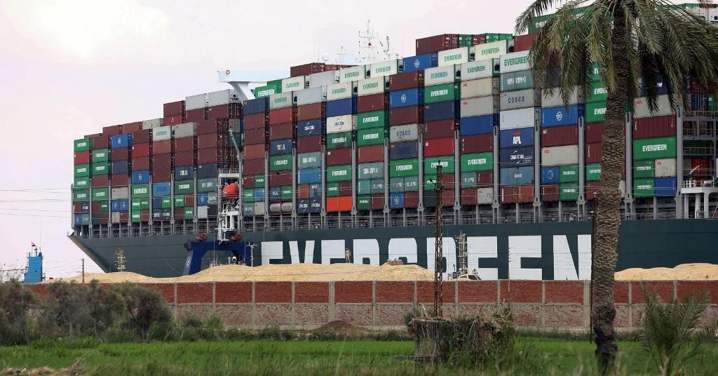 Japanski brodovlasnici: Teretnjak koji je začepio Sueski kanal mogao bi biti odsukan već danas