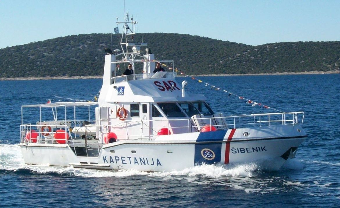 TEŠKA POMORSKA NESREĆA Ribarski brod u Murterskom moru pokosila jahta, poginula osoba na ribarici, jahta potonula!