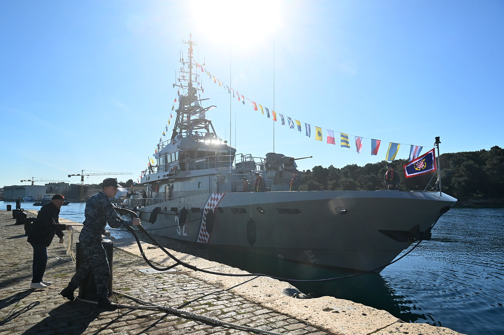 Povijesni trenutak u Puli: OOB-32 Umag uplovio u svoju matičnu luku