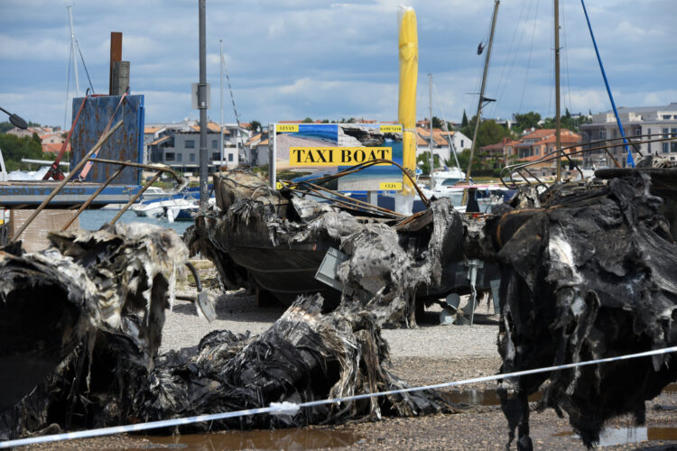 Tri Ukrajinca ciljano zapalila 35 brodova u Medulinu: ‘Bacili su molotovljev, šteta je dva milijuna eura!‘