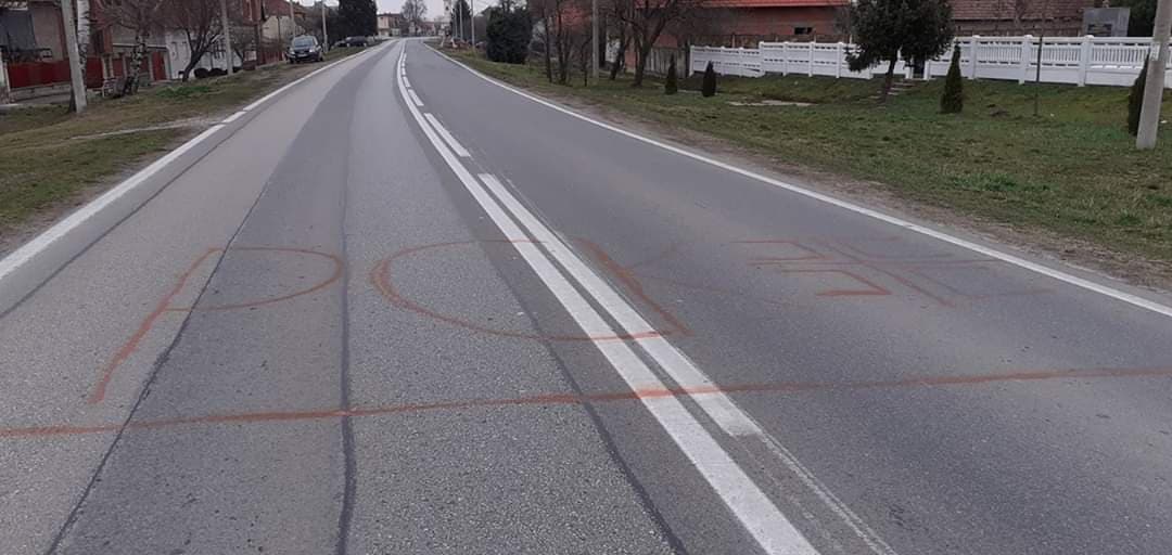 (FOTO) VUKOVAR: VANDALI U BRŠADINU PODIJELILI CESTU NA SRPSKU(RS) I HRVATSKU!…NA REDU JE POLICIJA…