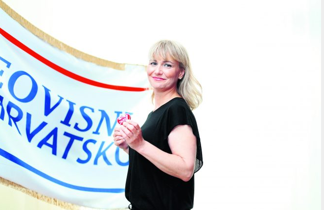 UGASILA SE ZVIJEZDA LIJEPE HEROINE DESNICE Šefica Neovisnih za Hrvatsku podnijela ostavku