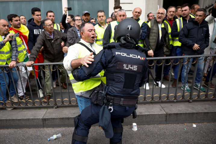 Neredi u Bruxellesu i Madridu: prosvjednici pale gume, policija upotrijebila vodene topove protiv poljoprivrednika