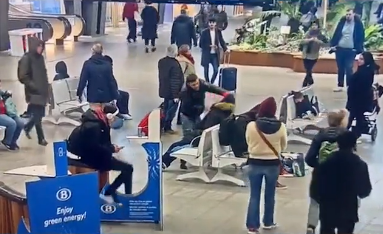 UZNEMIRUJUĆA SNIMKA Muškarac mesarskim nožem napao mladića na željezničkom kolodvoru: "Vikao je Allahu Akbar"