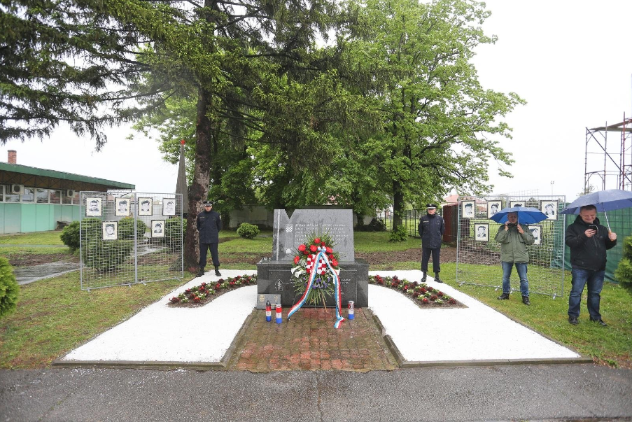 FOTO Polaganjem vijenaca u Borovu obilježena 29. godišnjica ubojstva 12 redarstvenika