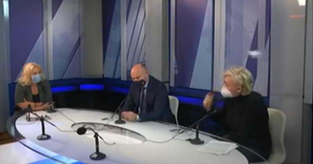 Capakova pomoćnica dramatičnim bacanjem papira objašnjavala svoju misao: ‘To ne mogu dopustiti‘