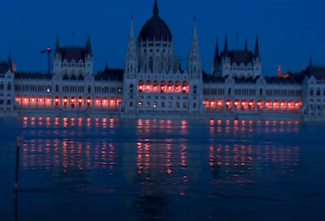 Nestvarni prizori iz Mađarske, ljudi se spremaju na najgore: ‘Čamci su spremni’