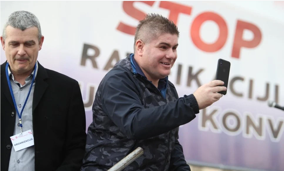 POMOĆU PRAVOMOĆNE PRESUDE SUDA BUJANEC OVRŠIO NEWSBAR Voditelj poručio: Tko se zadnji smije, najslađe se smije