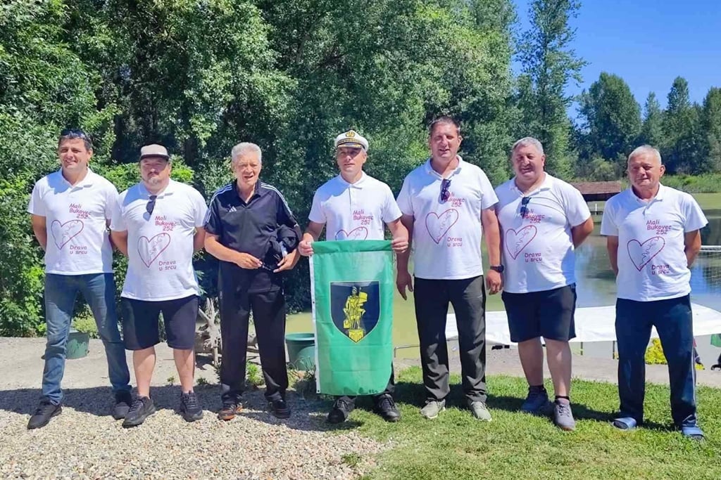 Četiri dana plovili Dravom i Dunavom do Vukovara te na Ovčari položili vijence