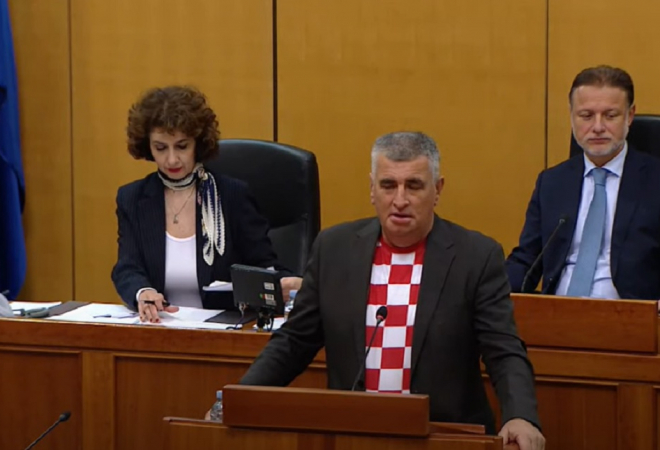 NOGOMETNA GROZNICA TRESE SABOR, ZASTUPNICI U KOCKICAMA! Ovako izgleda sabornica prije velike utakmice Vatrenih: Čini se da je Jandroković bio u pravu