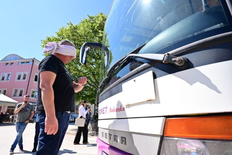 Miro Bulj s povezom preko očiju zaustavio autobus u Sinju