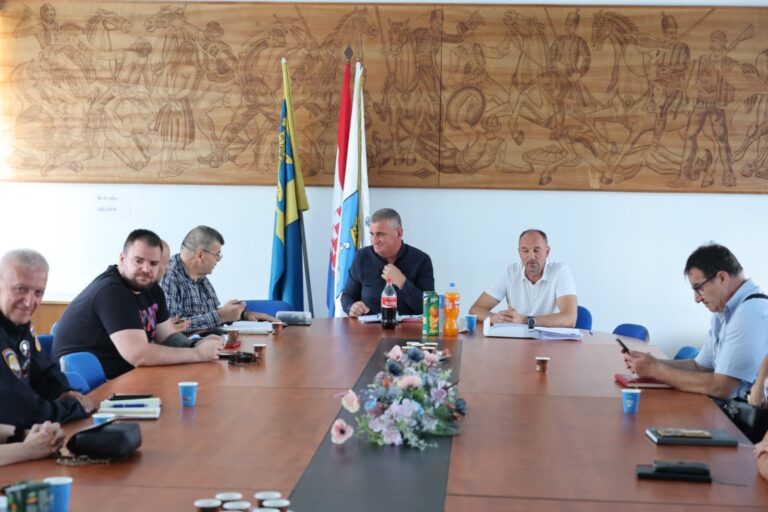 Sinj spremno dočekuje vrhunac godine: 310. Sinjska Alka, blagdan Gospe Sinjske i koncert Marka Perkovića Thompsona uz maksimalnu sigurnosnu pripremu